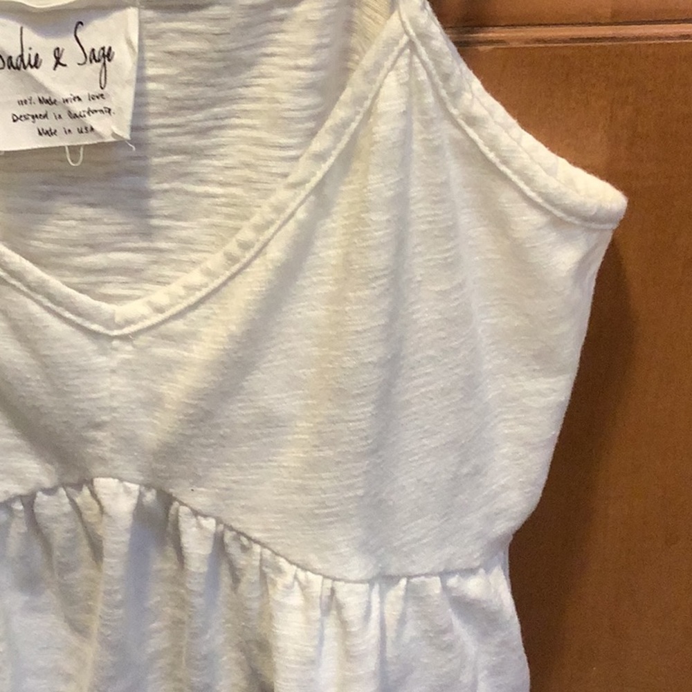 WHITE RUFFLE TANK TOP 👩 - Picture 2 of 5